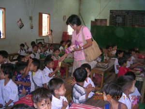 Susu Tin in mezzo ai bambini birmani