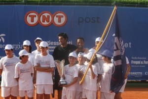 Garcia Medina ed Azzaro circondati dai ragazzi della scuola tennis (foto Martini)