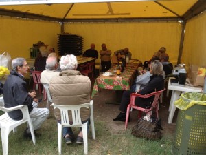 Tutti intorno al tavolo ad ascoltare la chitarra di Guaiumi