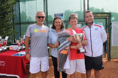 Andrea De Berchi riceve la racchetta Babolat