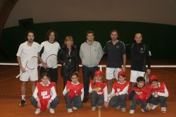 Da sinistra: Bia, Osio, Guidi, Rossi, Bucci e Pizzi insieme ai ragazzi della scuola tennis