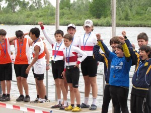 Il podio della staffetta 4x200m