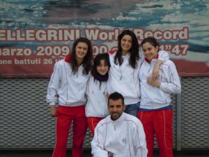 La staffetta rosa insieme all&#39;allenatore Lorenzo Danini