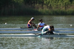 Iacopo Sala (al centro) stremato al termine della finale