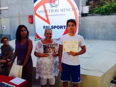 Lorenza Faveri e Cristina Bianchi premiano Lorenzo Fioravanti